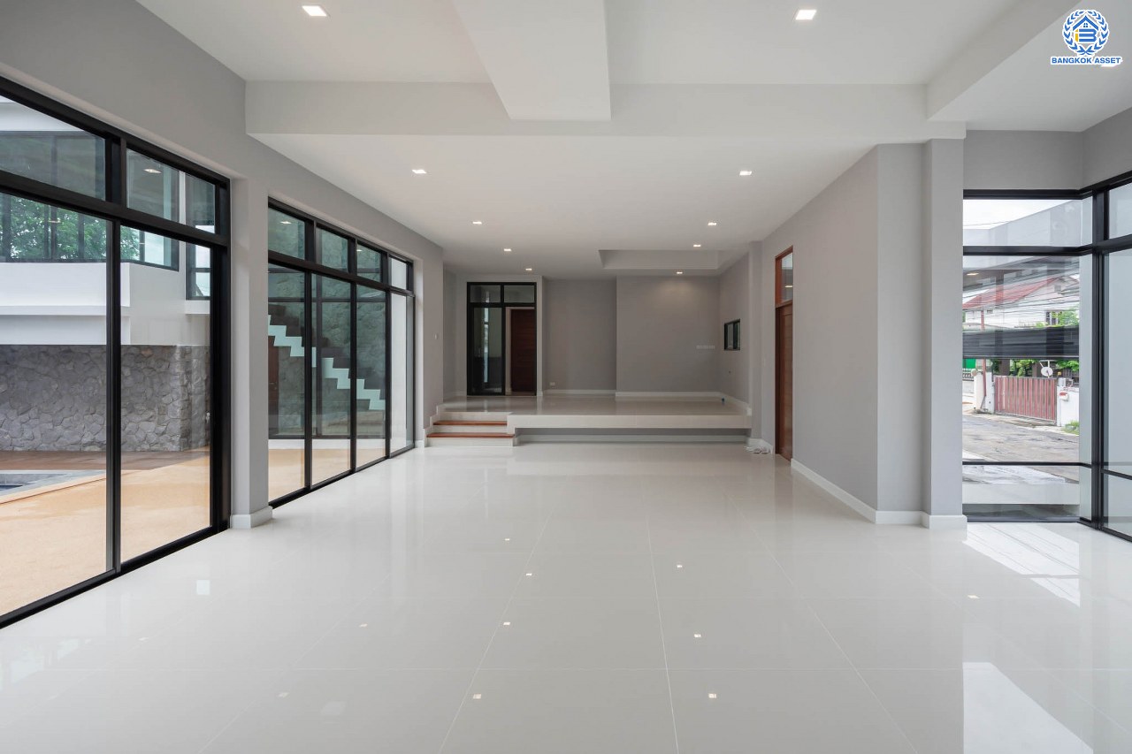 บ้านมือสองตกแต่งใหม่ ม.ซอย พหลโยธิน56 พหลโยธิน บ้านเดี่ยวหลังใหญ่ ภายในตกแต่งหรูหรา บนเนื้อที่เยอะถึง 98.60 ตร.ว. 3 ห้องนอน 3 ห้องน้ำ 2 ที่จอดรถ บรรยากาศเป็นส่วนตัว พร้อมมีสระน้ำในตัว บนพื้นที่กว่า 430 ตร.ม. บนทำเลที่ดี เชื่อมต่อถนน พหลโยธิน, ลำลูกกา, วิภาวดี-รังสิต เดินทางสะดวกใกล้รถไฟฟ้า สถานี "แยก คปอ, คูคต"